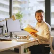 Homme et son bureau aménagé 