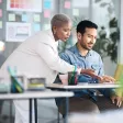 Deux collaborateurs devant l'ordinateur 