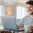 Homme en télétravail qui regarde son ordinateur