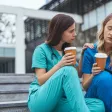 2 femmes soignantes sur un escalier, l'une d'elle semble fatiguée