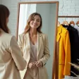 jeune femme souriant devant un miroir