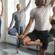 cours de yoga avec hommes et femmes