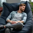 image illustrant un homme qui fait la sieste dans un lieu cosy