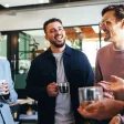 Un groupe de collègues discute pendant une pause café