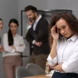 Responsable RH écoutant une salariée pour traiter un cas de harcèlement au travail