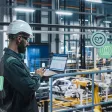 Ingénieur industrie analysant les données de production pour réduire l’empreinte carbone
