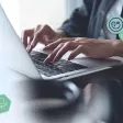 collaboratrice RH sur son ordinateur