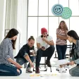 Équipe diversifiée en session de brainstorming au sol d’un bureau lumineux