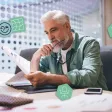 Homme senior concentré lisant un rapport dans un bureau moderne et lumineux