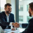  Responsable RH présentant un rapport formel lors d’une réunion d’équipe, illustrant la communication officielle en entreprise