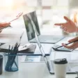 Responsable RH cochant une checklist d’inaptitude professionnelle sur une tablette, dossiers et stylo à portée de main.