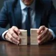 Manager et salarié en entretien formel discutant de la rupture conventionnelle, documents et procès-verbaux sur la table.