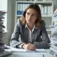 Employeur et salarié discutant calmement autour d’une table pour finaliser une rupture conventionnelle avec documents et stylo.