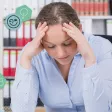 Collaborateur avec des maux de tête en dette de sommeil