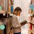 Femme lisant un livre dans une bibliothèque, concentrée sur la lecture et l’apprentissage