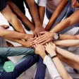 Des managers suivent en temps réel les indicateurs clés de succès dans un espace collaboratif, illustrant l’alignement stratégique et l’engagement collectif vers l’excellence.