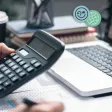 Employé signant numériquement un ordre de mission avant un voyage d’affaires.