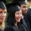 Un jeune diplômé hésite entre plusieurs opportunités professionnelles sur son ordinateur