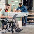 Salarié en situation de handicap travaillant sur ordinateur en entreprise