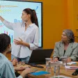 Jeune de la Gen Z formant des managers indiens aux nouvelles technologies.