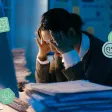 Salariée en détresse face à une pile de dossiers, assise devant un écran