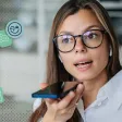 Jeune femme utilisant la commande vocale de son smartphone pour communiquer de manière décontractée