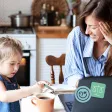 Mère et fille dans une cuisine, entre travail à distance et moment de complicité