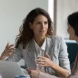 Personne consultant des données sur le chômage et l’emploi