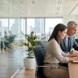 Homme et femmes qui discutent au bureau