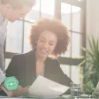 Une salariée reçoit un document de la part d'un collègue 