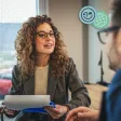 Un entretien entre une manageuse et son collaborateur, dans un bureau.