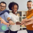 Un groupe de collaborateurs heureux qui tendent leurs mains