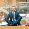 Homme zen en costume, qui gère mieux son stress au travail