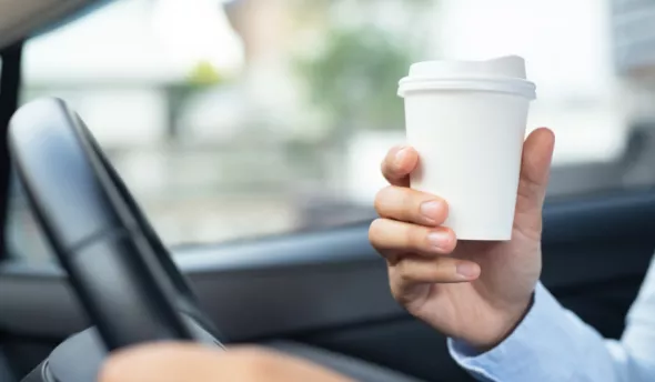 café dans la voiture en allant au travail