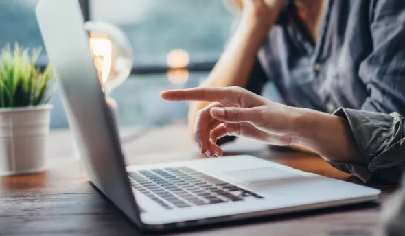 femmes regardant l'actualité sur leur ordinateur