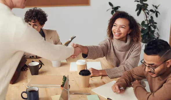 Réunion de travail avec des collaborateurs heureux 