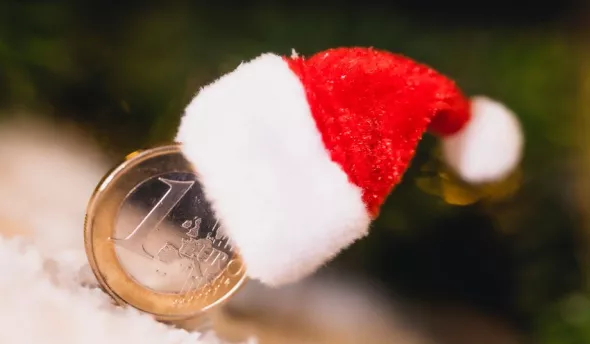 Pièce d'un euros avec un bonnet de noël