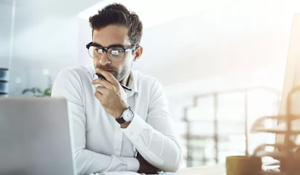 Un homme regardant un ordinateur pendant son travail