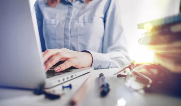 Une femme utilisant un ordinateur