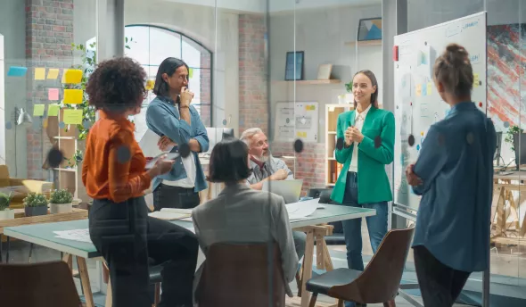 Equipe qui discute des valeurs de l'entreprise avec leur manager