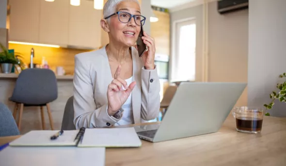 Femme au téléphone