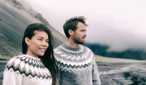 2 personnes devant un paysage lunaire en Islande