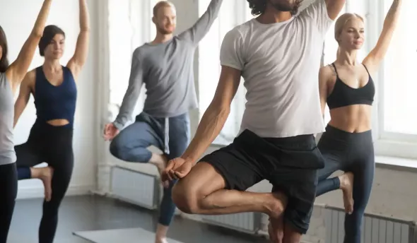 cours de yoga avec hommes et femmes