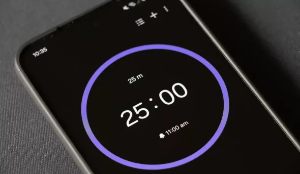 Image illustrant un écran de smartphone avec un minuteur sur 15 minutes