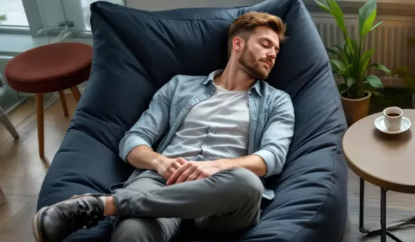 image illustrant un homme qui fait la sieste dans un lieu cosy