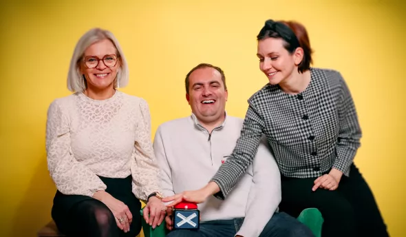 3 personnes qui rient et répondent aux questions