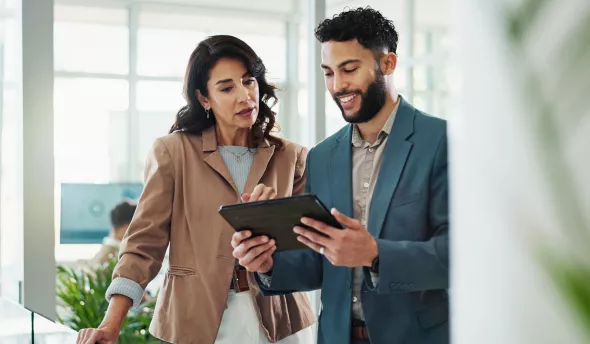 collègues devant une tablette