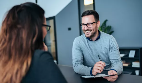 femme et homme en train de discuter