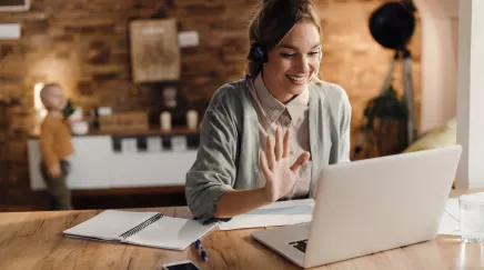 femme en télétravail sur l'ordinateur