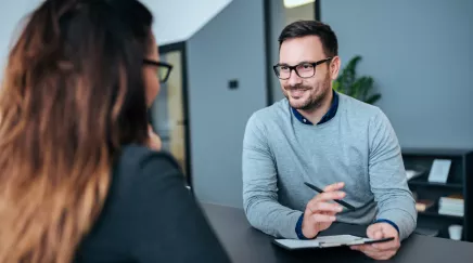 un homme qui fait passer un entretien à une candidate 